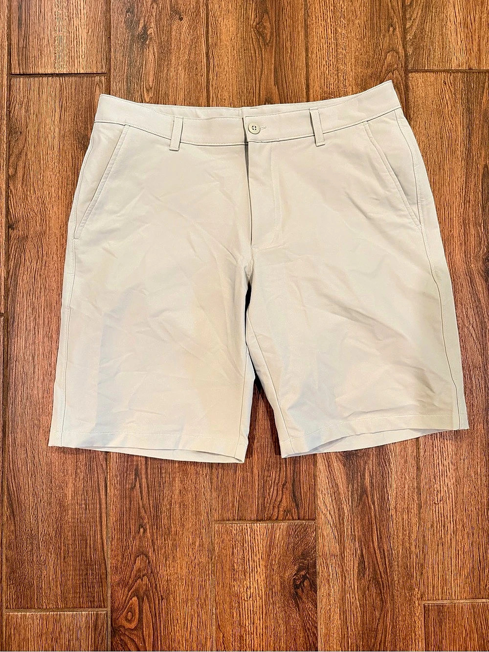 Under Armour Men's Flat Front Shorts 11” Beige Waist 36 / like new